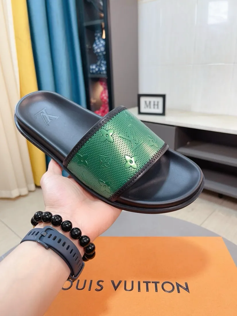 Ex-factory price 320🌹🌹 (lv-Louis Vuitton) new men's sandals, high-end boutique, exquisite embossed logo decoration on the upper, fine workmanship, super soft soles, casual, loose and comfortable, a must-have in summer! \nsize：38-44